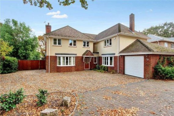 5 bedroom Detached f...